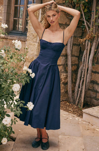Stylisches Sommerkleid mit Spaghettiträgern und Taillenmieder – Mira