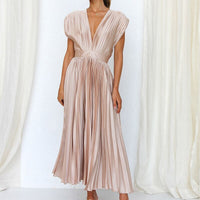 Fließendes Maxikleid mit Plisseefalten und V-Ausschnitt – Noelle