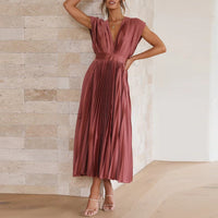 Fließendes Maxikleid mit Plisseefalten und V-Ausschnitt – Noelle