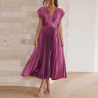 Fließendes Maxikleid mit Plisseefalten und V-Ausschnitt – Noelle