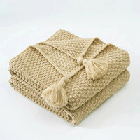 Gestrickte Wolldecke mit Quasten - NordicCozy