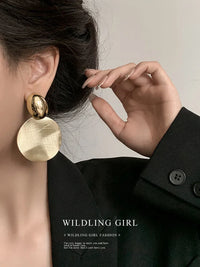 Goldene Ohrringe mit Rundem Anhänger – Amaya