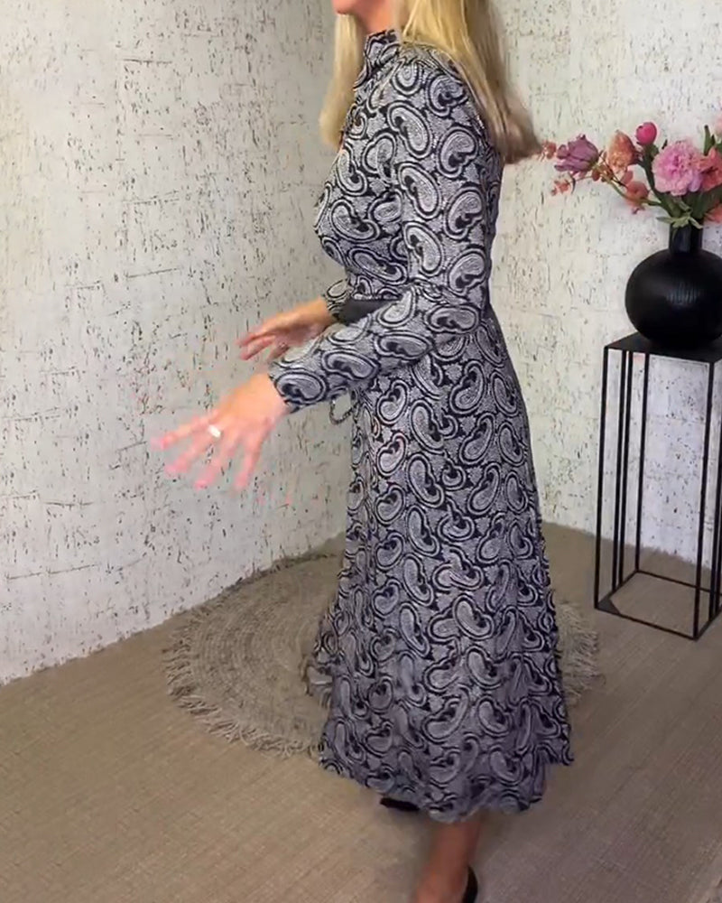 Stilvol und Vielseitig: Kleid mit Kragen und Print – Iris