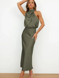 Stilvolles Abendkleid mit hohem Kragen aus Satin für Sommerevents – Elina