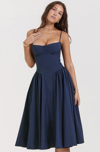 Stylisches Sommerkleid mit Spaghettiträgern und Taillenmieder – Mira
