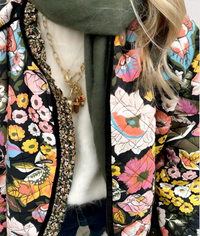 Brooklyn - Schwarze dicke Kunstjacke innen mit großen Blumenprints