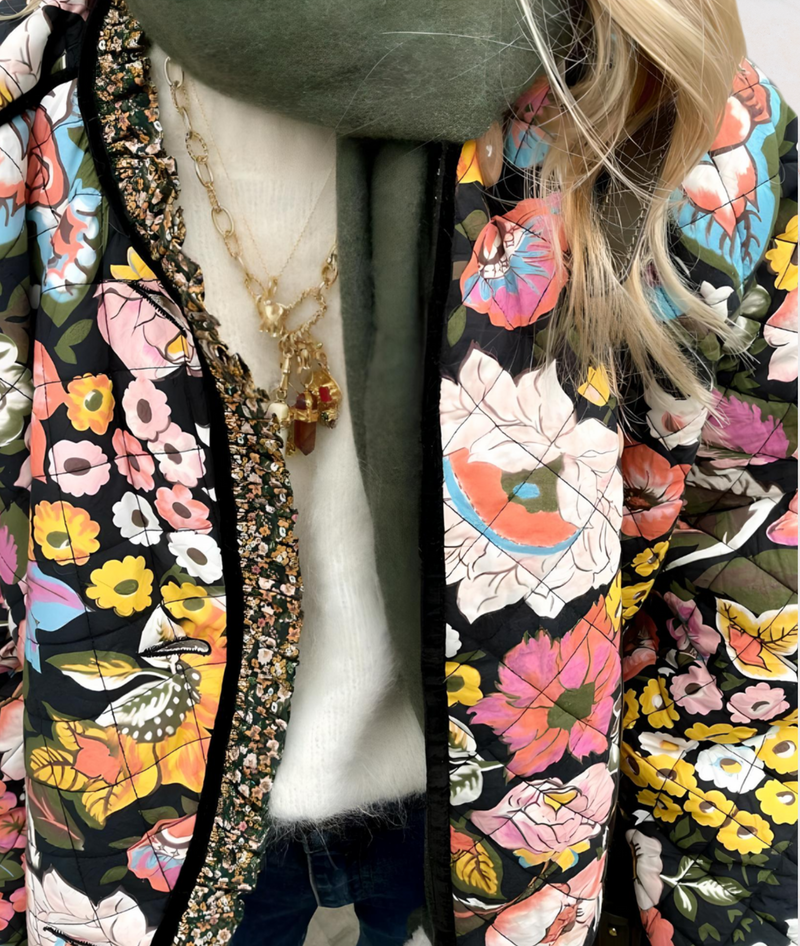 Brooklyn - Schwarze dicke Kunstjacke innen mit großen Blumenprints