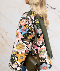 Brooklyn - Schwarze dicke Kunstjacke innen mit großen Blumenprints