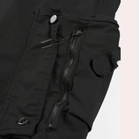 Schwarze Jacke mit Reißverschluss und Knopf, robuste Outdoor-Bekleidung, modisch und funktional.