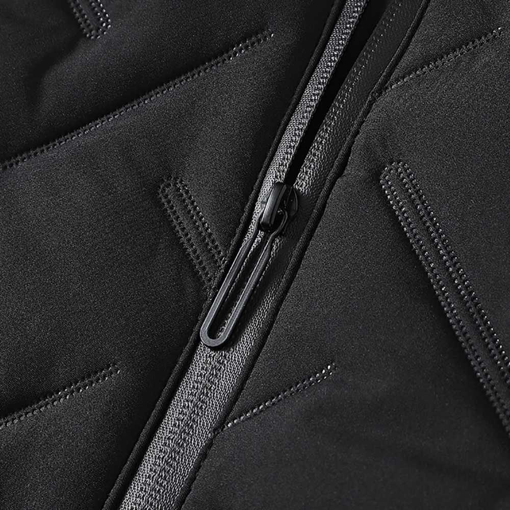 Schwarze Jacke mit Reißverschluss, wetterfest, Outdoor-Bekleidung, Detailansicht.