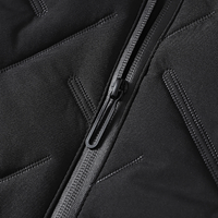 Schwarze Jacke mit Reißverschluss, wetterfest, Outdoor-Bekleidung, Detailansicht.