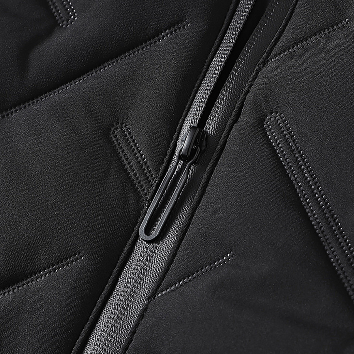 Schwarze Jacke mit Reißverschluss, wetterfest, Outdoor-Bekleidung, Detailansicht.