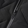 Schwarze Jacke mit Reißverschluss, wetterfest, Outdoor-Bekleidung, Detailansicht.