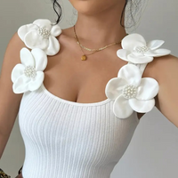Damen-Top weiß, gerippt, mit großen Blumenapplikationen, elegantes Design, Sommermode.