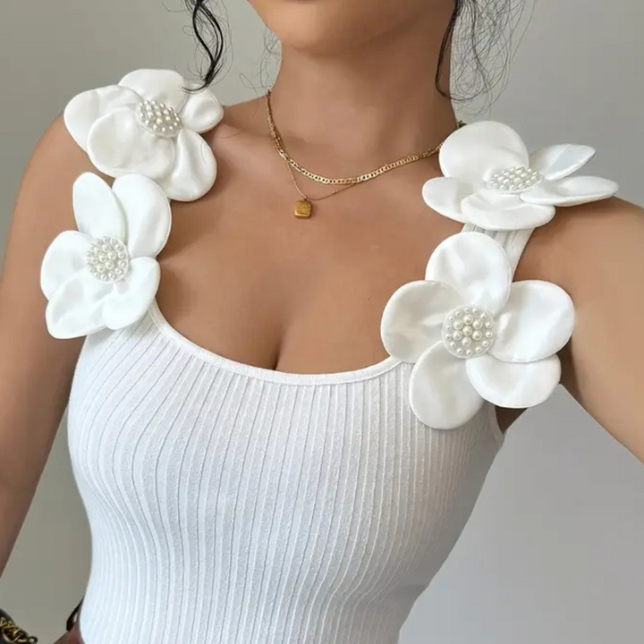 Damen-Top weiß, gerippt, mit großen Blumenapplikationen, elegantes Design, Sommermode.