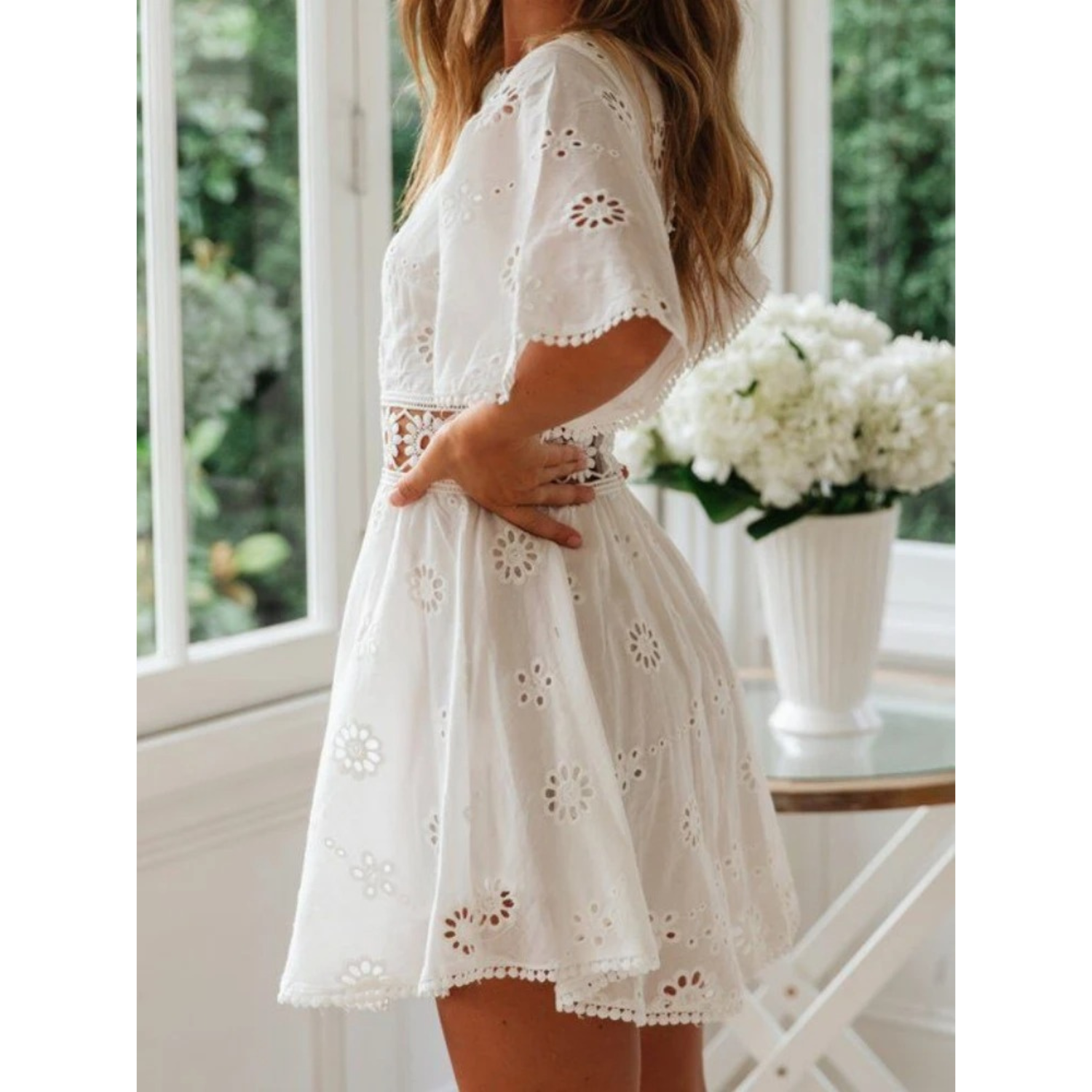 Weißes luftiges Sommerkleid mit Spitzenakzenten für Damen – Elina