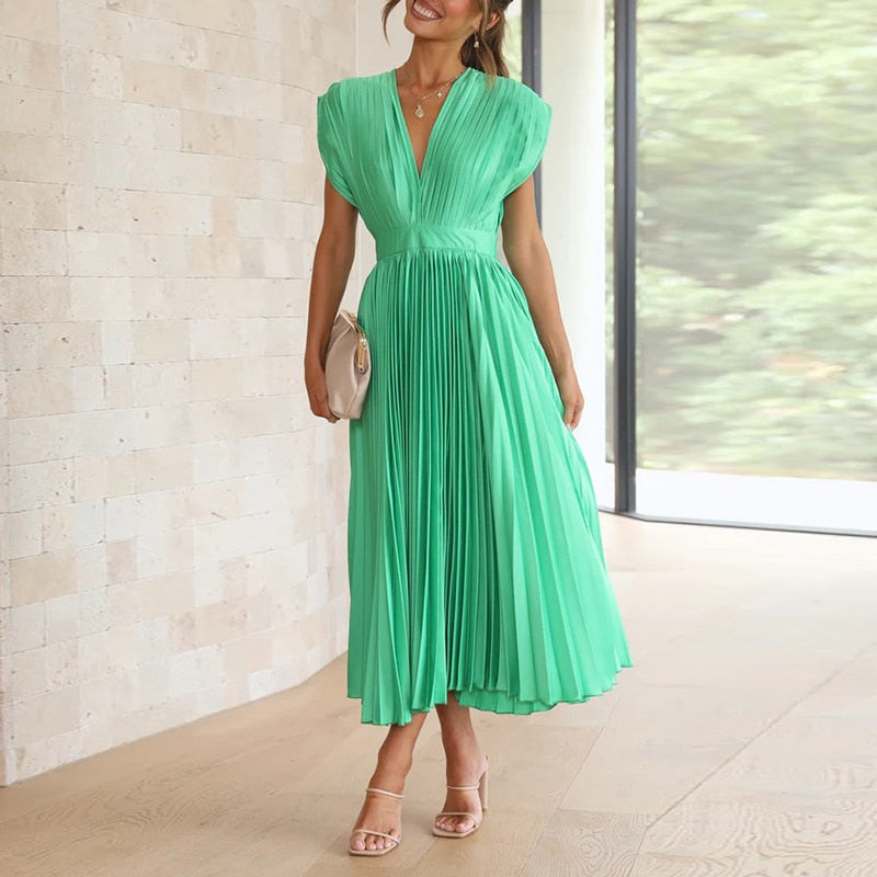 Fließendes Maxikleid mit Plisseefalten und V-Ausschnitt – Noelle