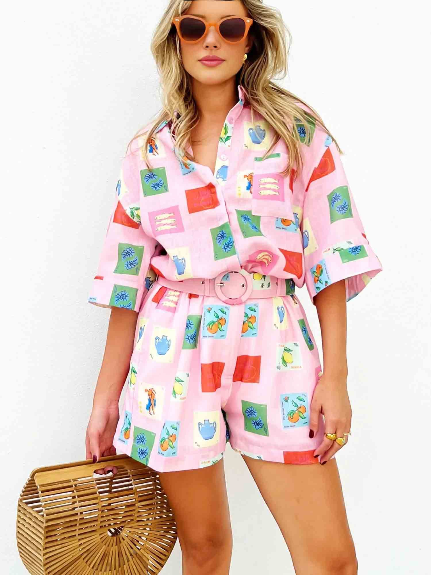 Trendige Sommer-Kombi aus bunter Bluse und Shorts - SonneSet