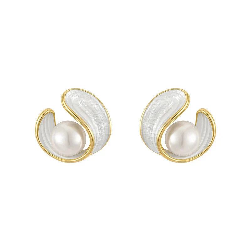 Luxuriöse Ohrringe mit Weißem Opal und Perle in Gold – Amara