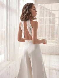 Trendiger Damen Jumpsuit mit V-Ausschnitt – Noemi