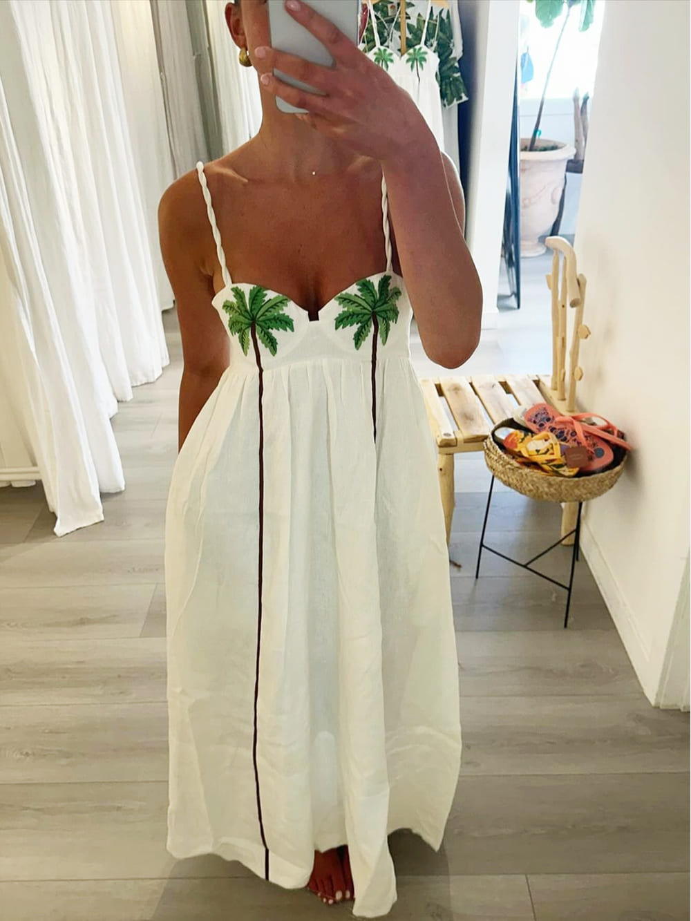 Trendiges Trägerkleid mit tropischem Palmenprint – Estelle
