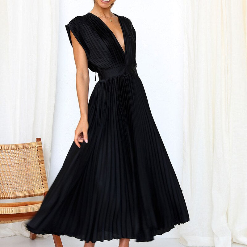 Fließendes Maxikleid mit Plisseefalten und V-Ausschnitt – Noelle