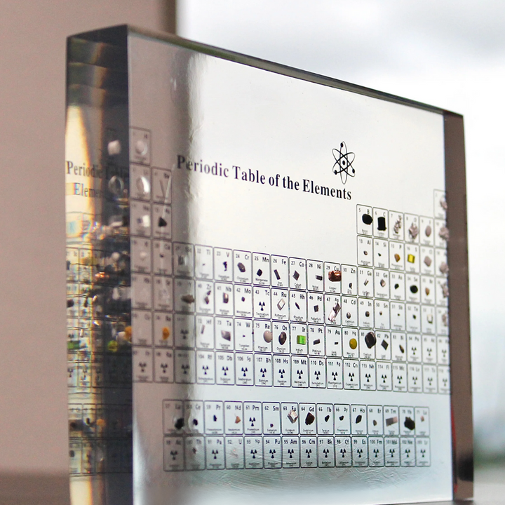 Erleuchtete Periodensystem mit echten Elementen - Elementa