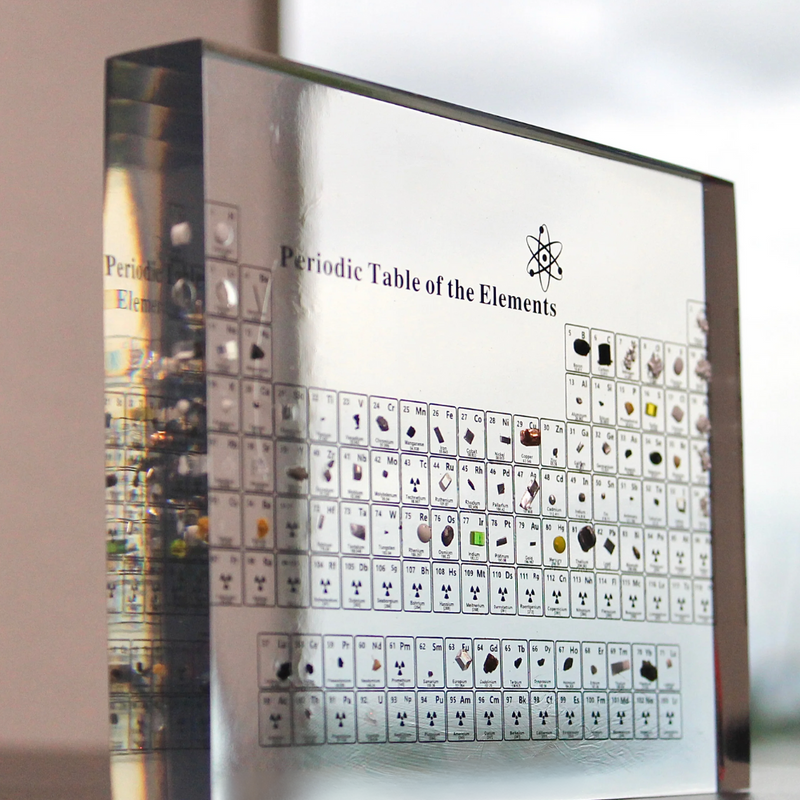 Erleuchtete Periodensystem mit echten Elementen - Elementa