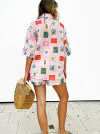 Trendige Sommer-Kombi aus bunter Bluse und Shorts - SonneSet