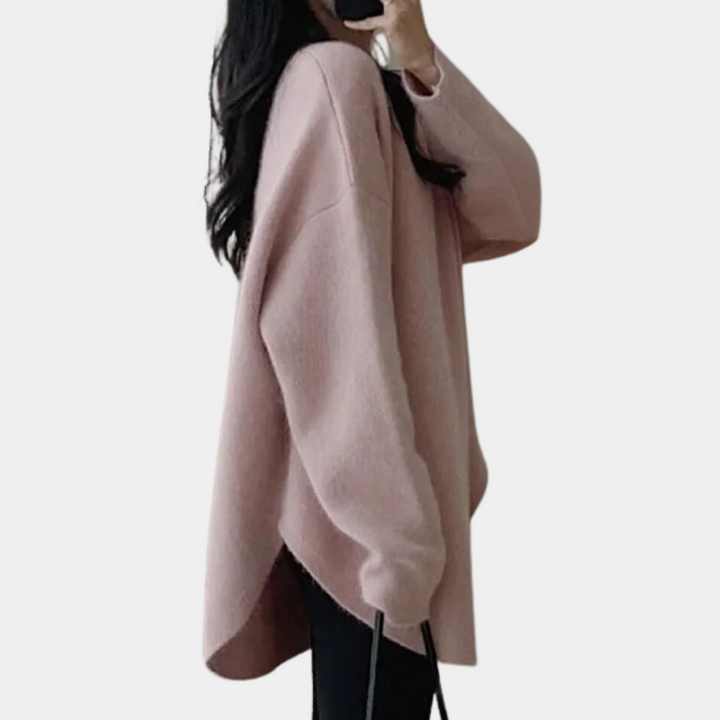 Frau in rosa Oversize-Pullover, weiches Material, modisch, lässig, Herbstmode, Damenbekleidung.