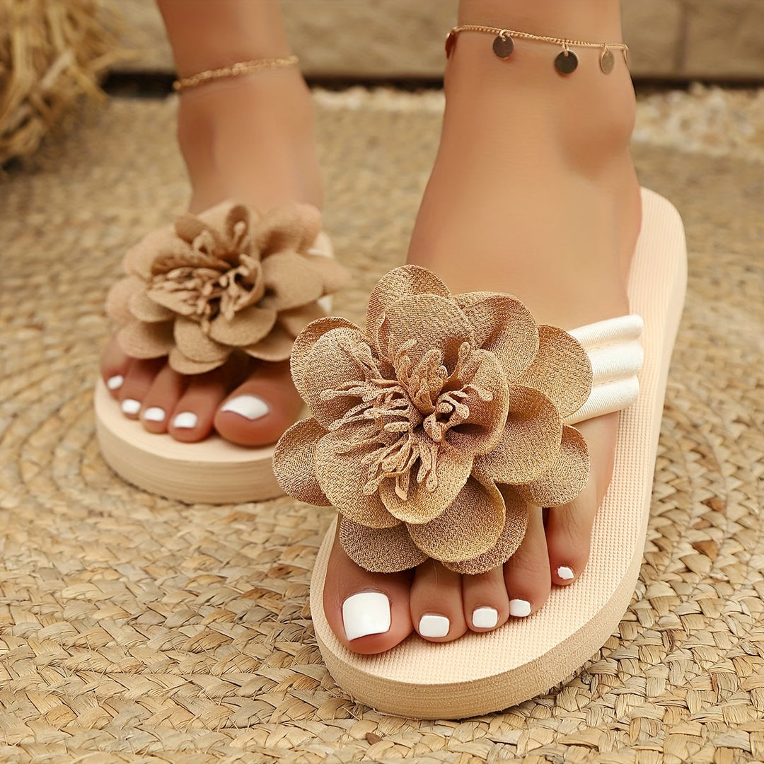 Stylische Damen-Slipper mit Blumendetail für den Sommer - BlütenSchritt