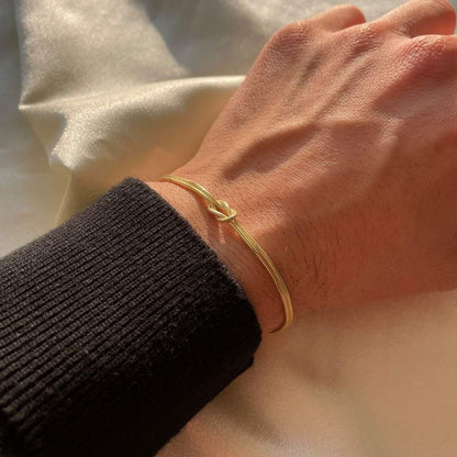 Minimalist Knot Bracelet – Elva