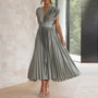 Fließendes Maxikleid mit Plisseefalten und V-Ausschnitt – Noelle