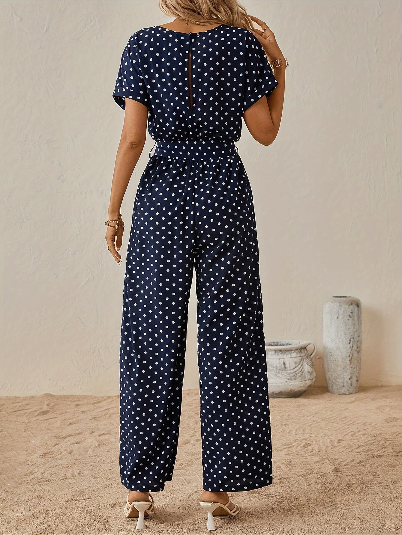 Trendiger Damen Jumpsuit mit Taillenband und Punktmuster - PunktLaune