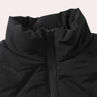 Schwarze Daunenjacke mit Reißverschluss, Stehkragen, warm, modisch, Winterbekleidung.
