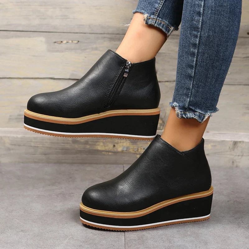 Trendy women's ankle boots with zipper and platform - Alessia