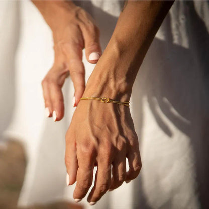 Minimalist Knot Bracelet – Elva