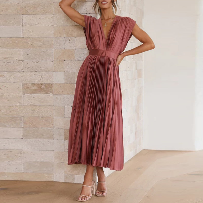 Fließendes Maxikleid mit Plisseefalten und V-Ausschnitt – Noelle