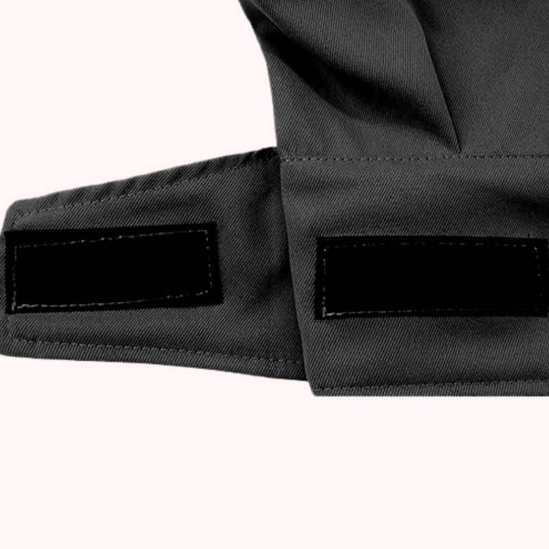 Schwarze Jacke mit Klettverschluss, Detailansicht, robuste Outdoor-Bekleidung.