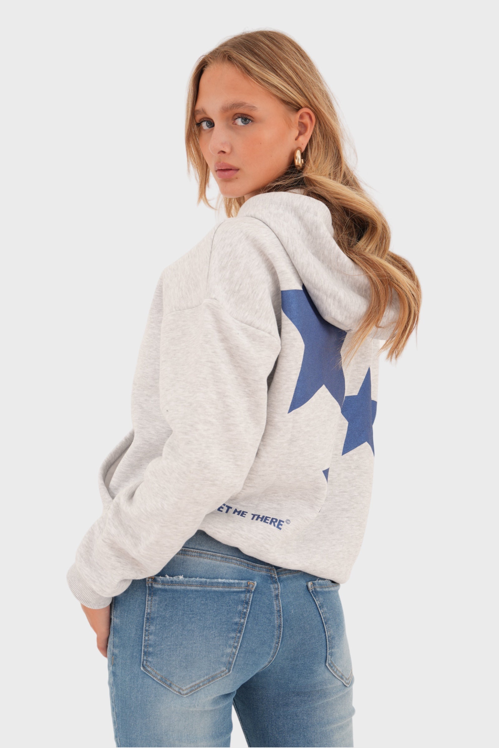 Grauer Damenpullover mit Verspieltem Sternenprint – LunaStar