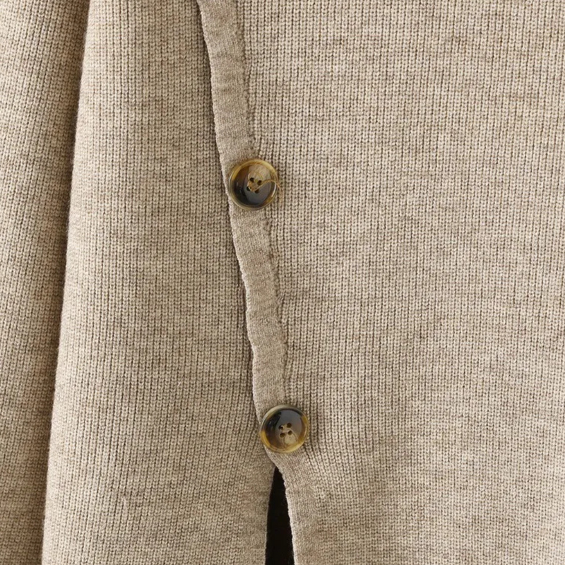 Beiger Strickcardigan mit Knöpfen, Damenmode, Herbstbekleidung, weiches Material.