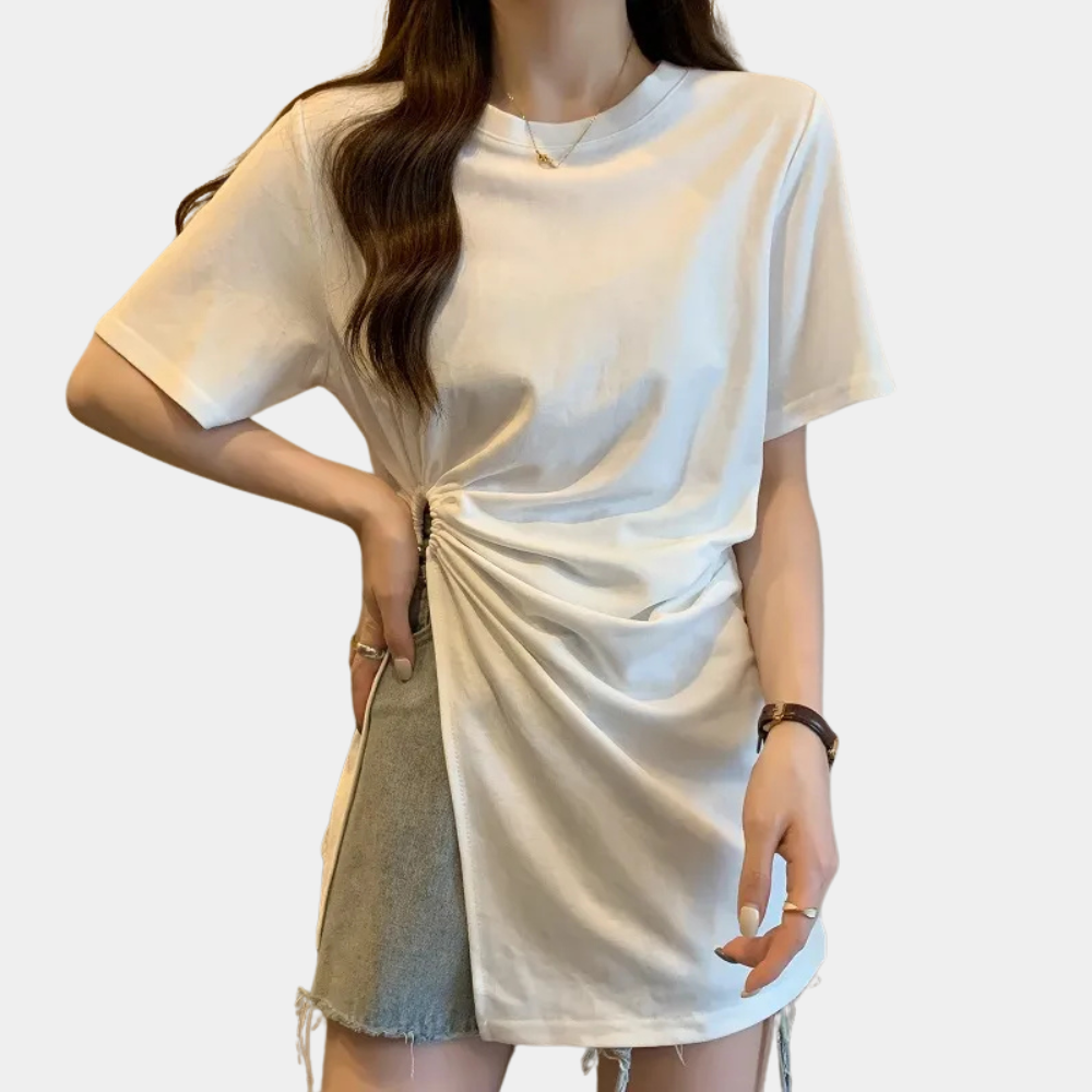 Frau in weißem T-Shirt mit Raffung, Jeansrock, modisch, lässig, Sommerkleidung.