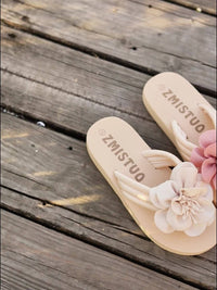 Stylische Damen-Slipper mit Blumendetail für den Sommer - BlütenSchritt