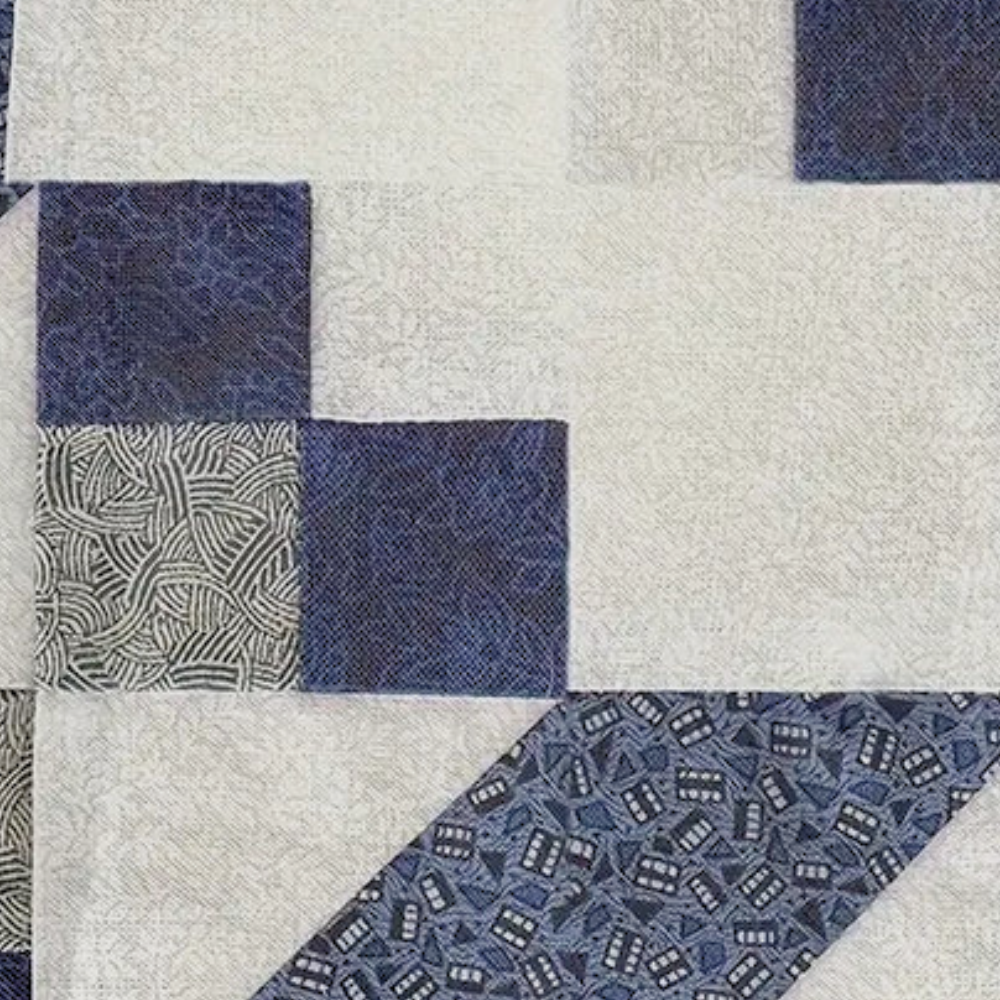 Patchwork-Decke mit blauen und weißen geometrischen Mustern, handgefertigt, Baumwolle.