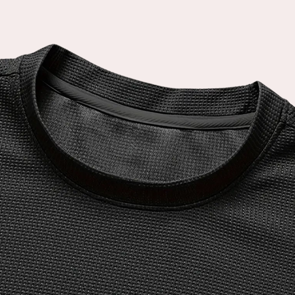 Schwarzes Sport-T-Shirt aus atmungsaktivem Mesh-Stoff, Nahaufnahme des Kragens.