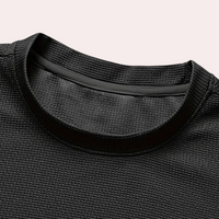 Schwarzes Sport-T-Shirt aus atmungsaktivem Mesh-Stoff, Nahaufnahme des Kragens.