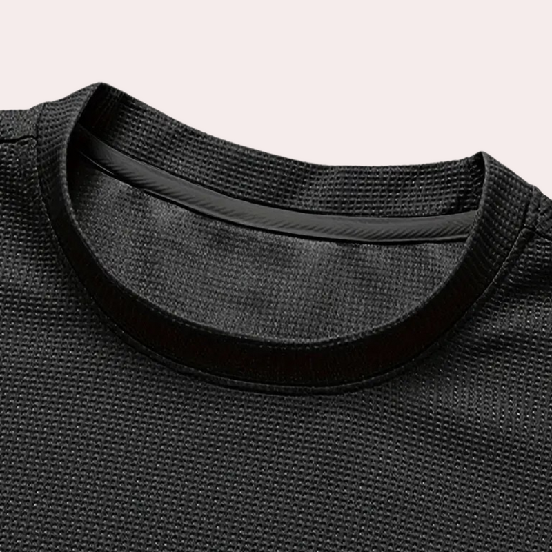 Schwarzes Sport-T-Shirt aus atmungsaktivem Mesh-Stoff, Nahaufnahme des Kragens.