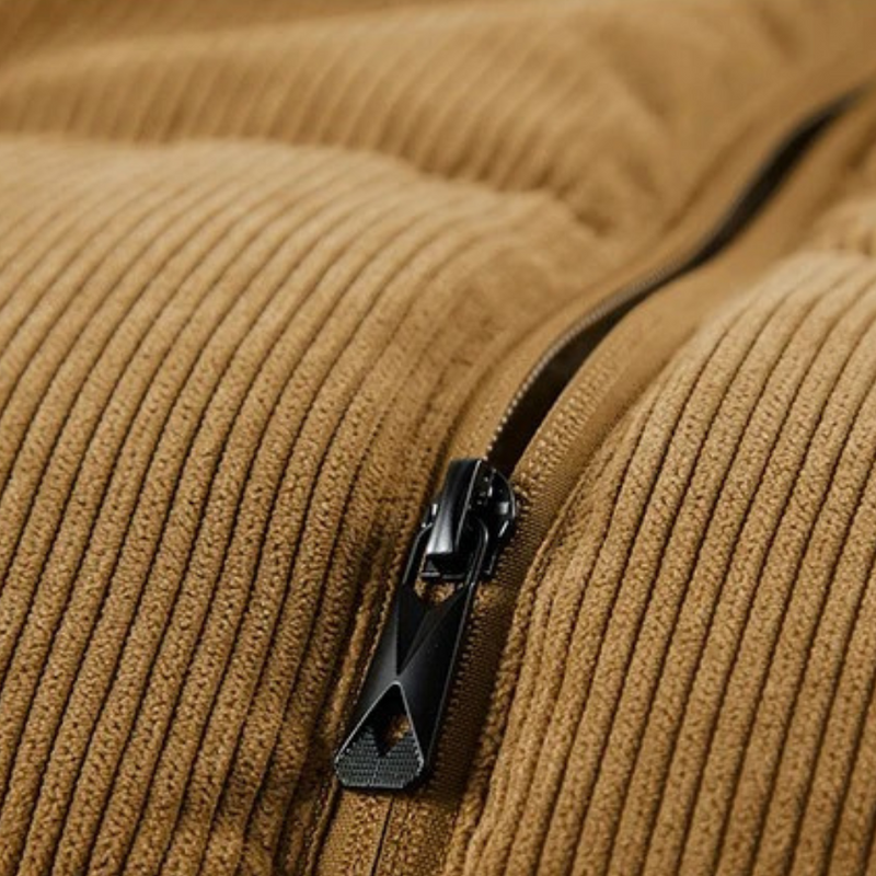 Braune Cordjacke mit Reißverschluss, Detailansicht, Herrenmode, Herbstbekleidung.