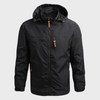 Schwarze Herrenjacke mit Kapuze, Reißverschlüssen und Taschen, Outdoor-Bekleidung.