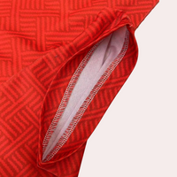 Rotes geometrisches Muster, Stoffdetail, hochwertige Verarbeitung, Textil, Nahaufnahme.